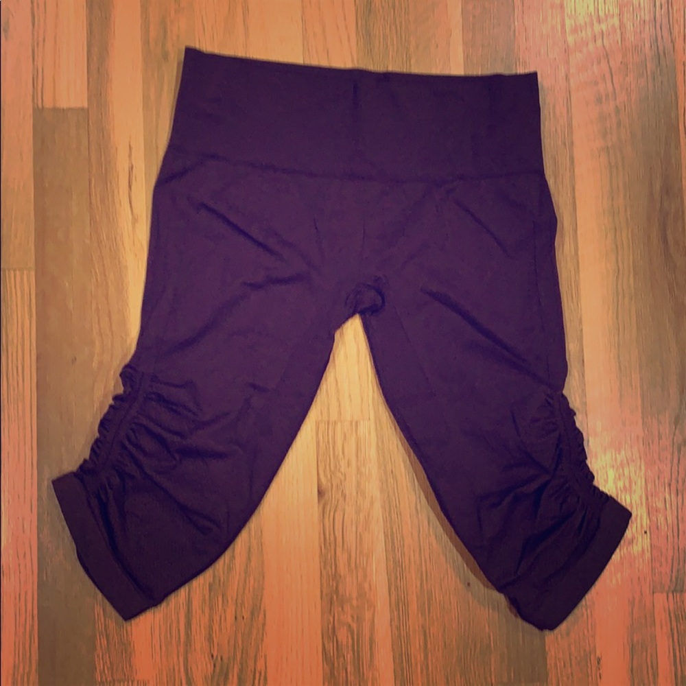 Size 12 in the flow plum lululemon workout Capris